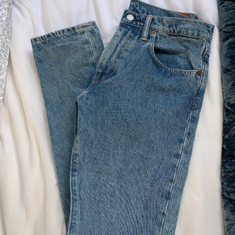 LEVIS- Medium Wash Jeans